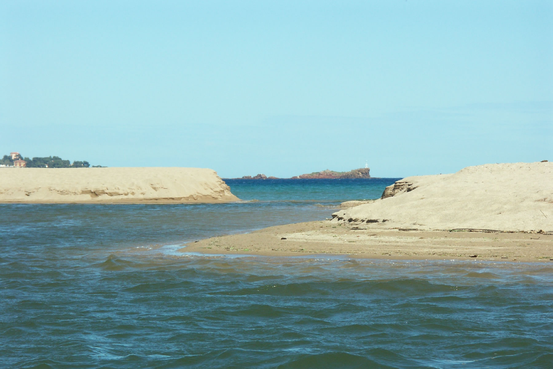 embouchure de l'Argens arrivée sur la plage de Vénus site Natura 2000