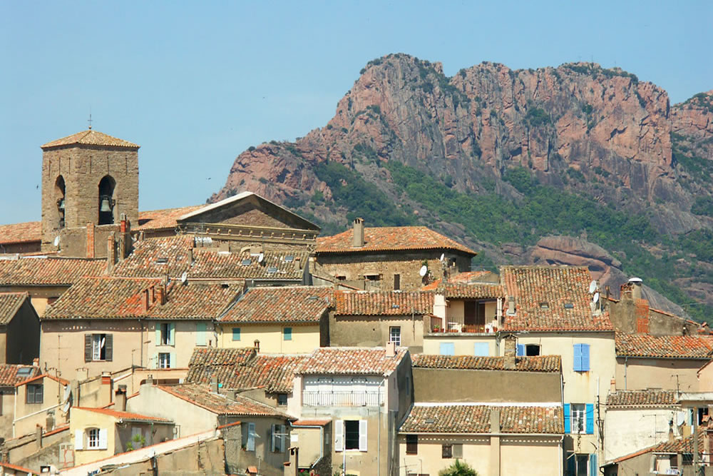 Roquebrune sur Argens village médiéval fortifiée Beffroy et Rocher Rouge